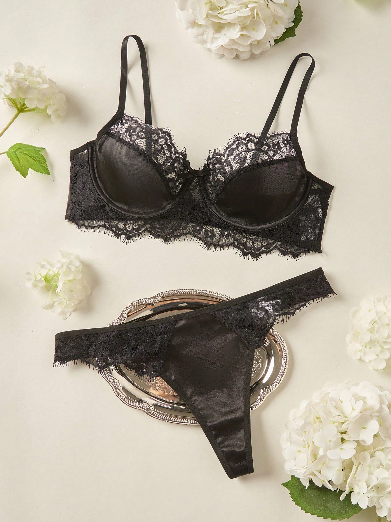 Contrast Lace Underwire Lingerie Set