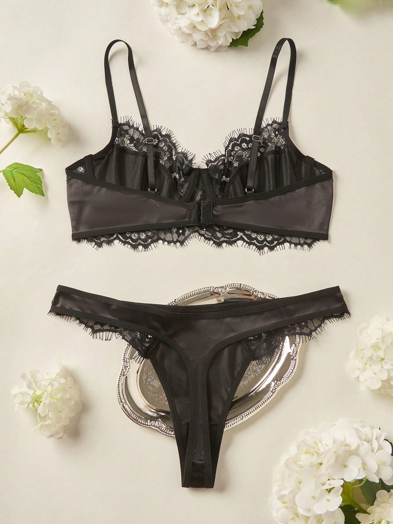Contrast Lace Underwire Lingerie Set