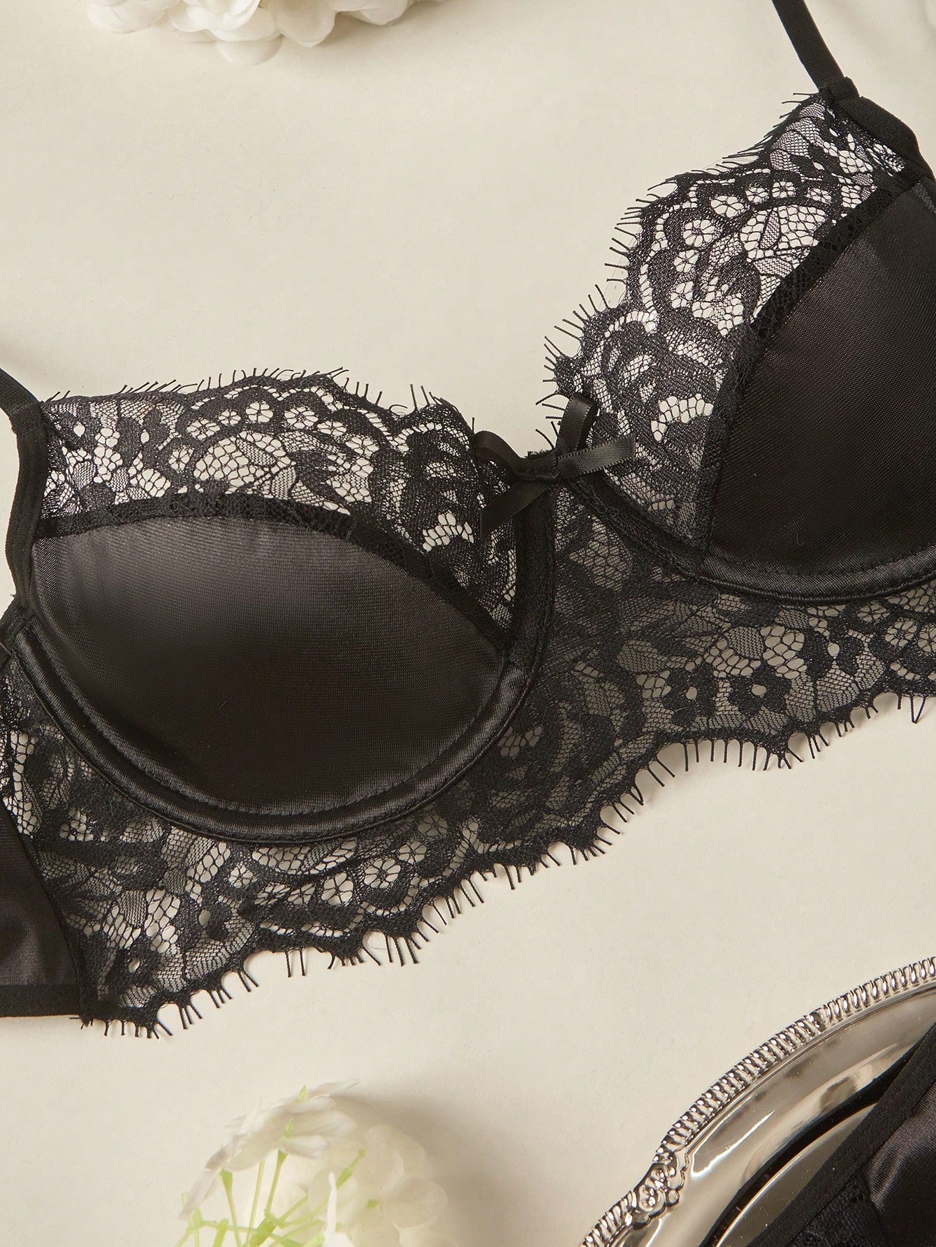 Contrast Lace Underwire Lingerie Set