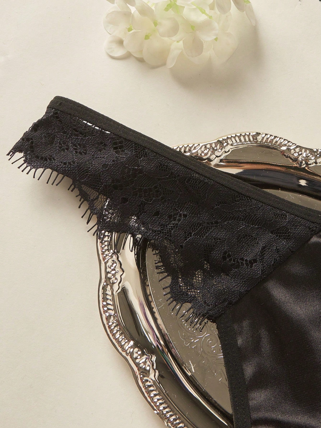 Contrast Lace Underwire Lingerie Set