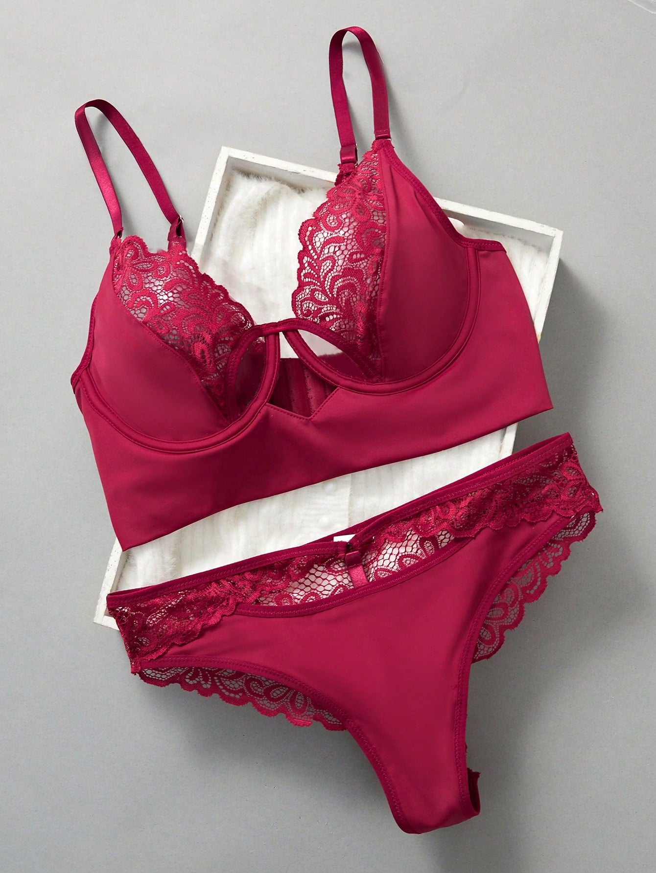 Contrast Lace Underwire Lingerie Set