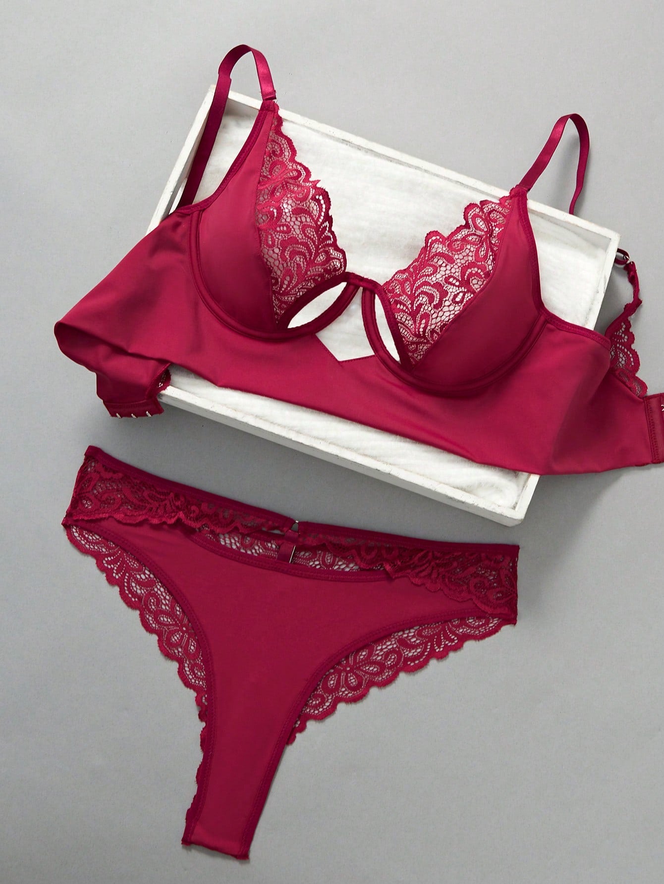 Contrast Lace Underwire Lingerie Set