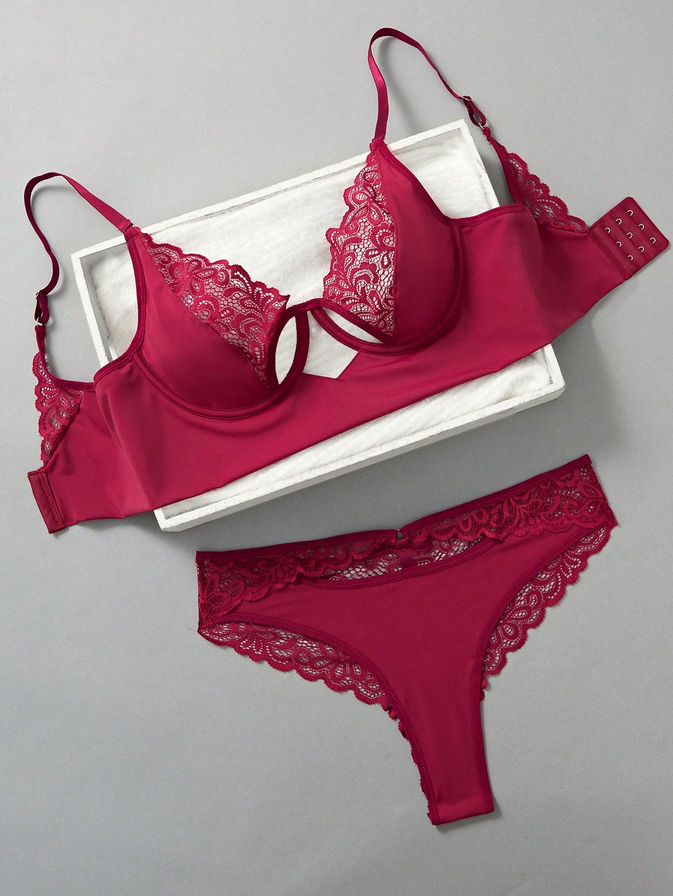 Contrast Lace Underwire Lingerie Set